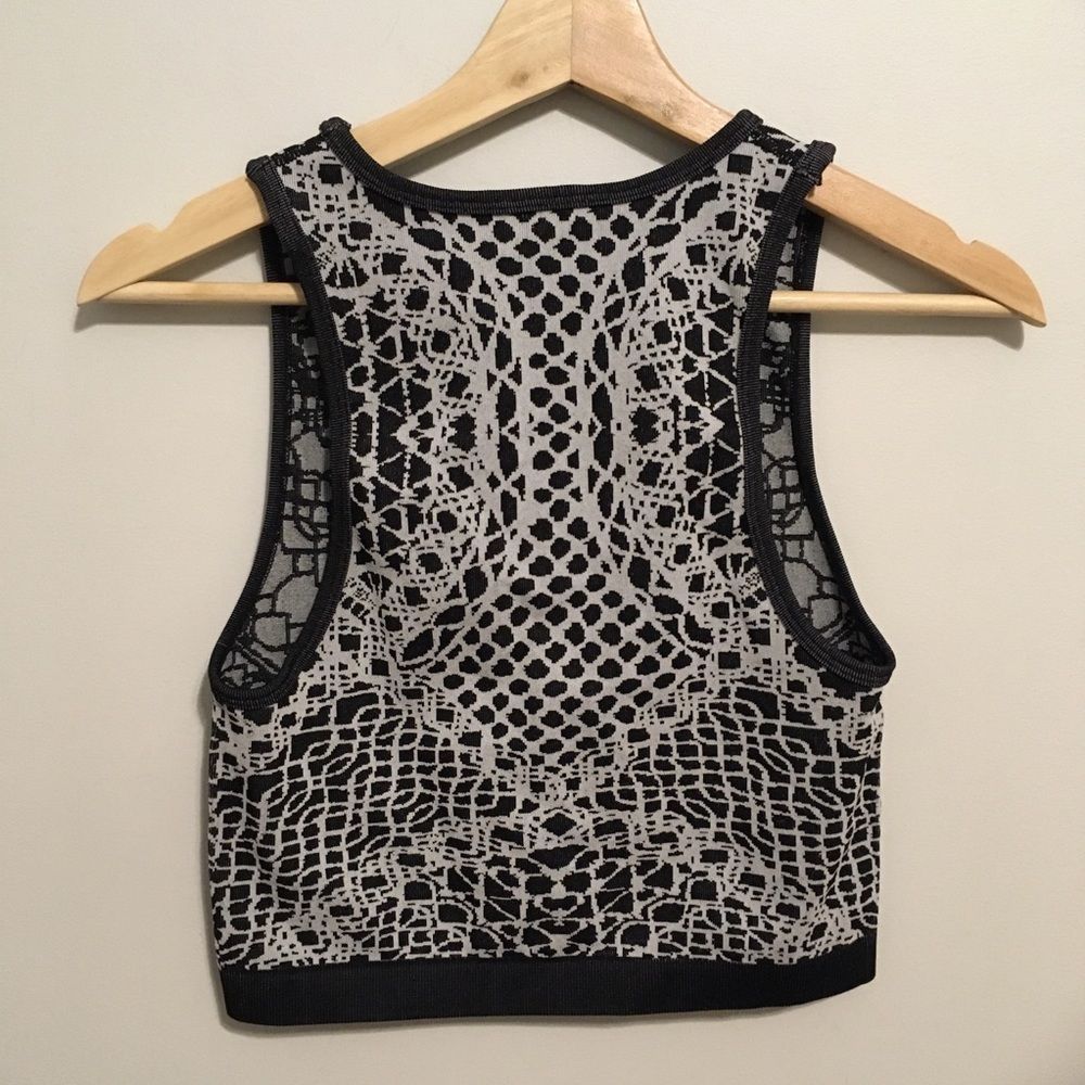 Fabletics Black Gray Pattern Crop Top Size Small - image 4